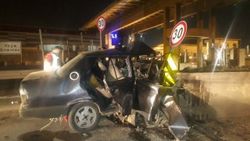 Bariyerlere çarpan genç sürücü hayatını kaybetti