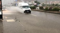 Bartın'da 15 dakikalık sağanak yolları göle çevirdi