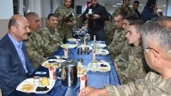 Bakan Soylu Hakkari'de askerlerle sahur yaptı