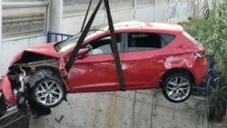Yoldan çıkan araç dereye uçtu