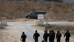 İsrail Gazze sınırında 130 Filistinliyi yaraladı