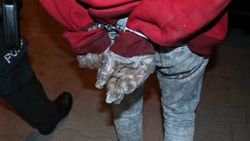 Parmak izi bırakmamak için poşet takan hırsız yakalandı