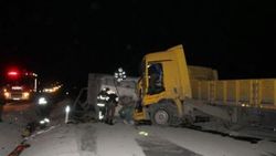 Traktörden kaçarken tıra çarptı