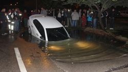 Su borusu patladı oluşan çukura araç düştü