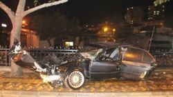 Kastamonu'da ağaca çarpan araç hurdaya döndü