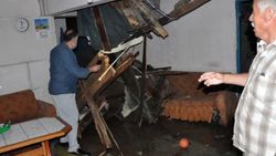 Televizyon izlerken çatısı delindi su deposu düştü