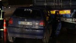 İzmit'te otomobil tıra çarptı: 4 yaralı