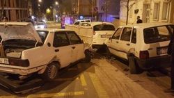 Üsküdar'da bir sürücü 8 araca çarptı