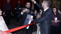 Evlenen gazeteciye klavye taktılar