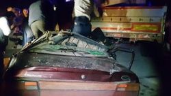 Isparta-Eğirdir yolunda otomobil tıra çarptı: 4 yaralı
