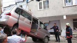 Sancaktepe'de minibüs iki çocuğu ezdi