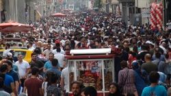 İstiklal Caddesi’ne bayram akını