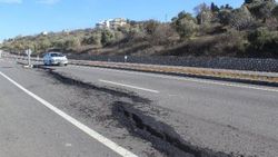 Çanakkale - İzmir kara yolu çatladı