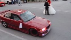 Gelin ve damada sokak ortasında drift şov İZLE