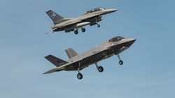 Türk F-35’i ilk uçuşunu yaptı