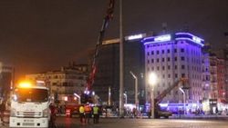 Taksim'de atıl durumdaki aydınlatma direkleri kaldırıldı