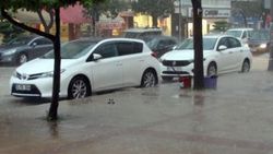 Hatay'da sağanak yağış sel getirdi