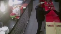 Sarhoş adam aynadaki yansımasına hesap ödemeye kalktı