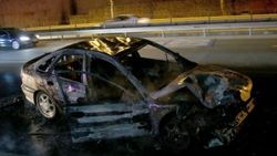 Fatih'te polis aracına çarpan otomobil yandı