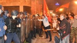 Yunanistan-Makedonya arsındaki kriz Üsküp'te isyan çıkarttı