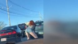 ABD'de genç bir kadın tartıştığı adama twerk yaptı