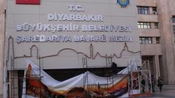 Diyarbakır Büyükşehir Belediyesi tabelası yenilendi