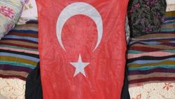 90 yaşındaki nine çöpte bulduğu bayrağı öperek evine astı