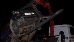 Orta refüje çarpıp devrilen kamyonetin sürücüsü kaçtı