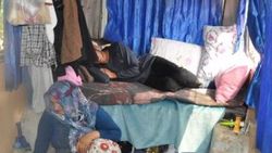 Evleri yanınca hurda minibüste yaşamaya başladılar