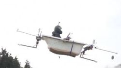 Kendi tasarladığı drone ile alışverişe giden adam