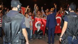 Gaziantep'te teröre tepki eyleminde polise ateş açıldı