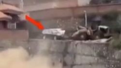 Maaşını alamayan kepçe operatörü şantiyeyi birbirine kattı
