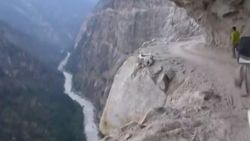 Himalaya Dağı'ndaki tehlikeli yol