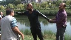 Polisten kaçarken dereye atladı