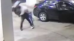 Çantasını geri almak için hırsızla mücadele etti
