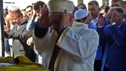 Kızının cenaze namazını kıldıran imamın en zor anı