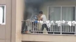 Bursa'da apartmanda çıkan yangına damacanalı çözüm