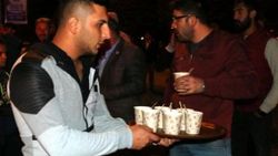 Yangını izleyenlere tepsiyle çay servisi