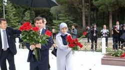 Davutoğlu Azerbaycan'da Aliyev'in kabrini ziyaret etti