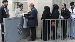 Mahmud Ahmedinejad evinin önünde mektup topladı