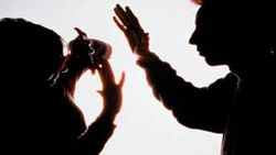 Kendisinden izinsiz çikolata alan karısını dövdü