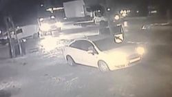 Çekiciyle otomobil çalan hırsızlar güvenlik kamerasında