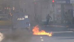 Okmeydanı'nda polise molotof kokteylli saldırı