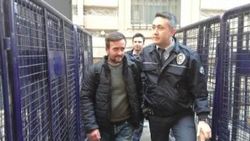 Banka şubesine sandalye bacağıyla saldırdı