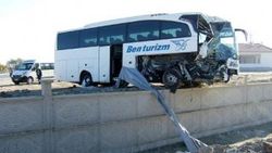 Afyonkarahisar'da tur otobüsü ile TIR çarpıştı: 1 ölü, 23 yaralı
