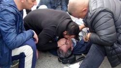 Yolda kalbi durdu, iki genç hayatını kurtardı