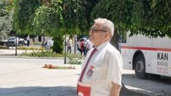 Şehit babası oğlu için saygı duruşunda bulundu