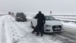 Kars’ta araçlar yolda kaldı