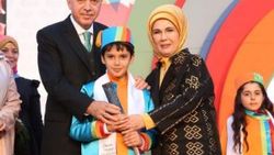 Cumhurbaşkanı Erdoğan torununa mezuniyet belgesini verdi