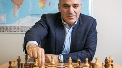Kasparov satranca geri döndü